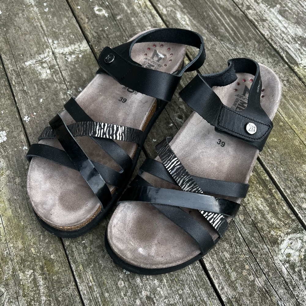 Mephisto Halinka like new women’s black sandal size 39 / 9